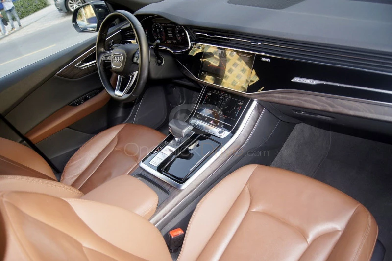 zwart Audi Q8 2019 for rent in Dubai 3